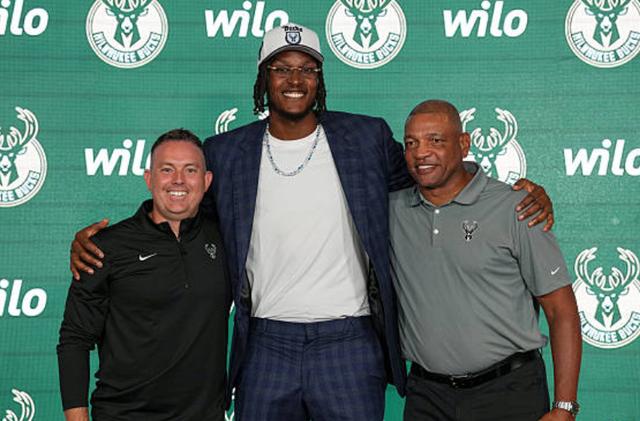 永利yl23411-特纳正式亮相雄鹿！承认与步行者有分歧 调侃受够字母哥肩膀手肘