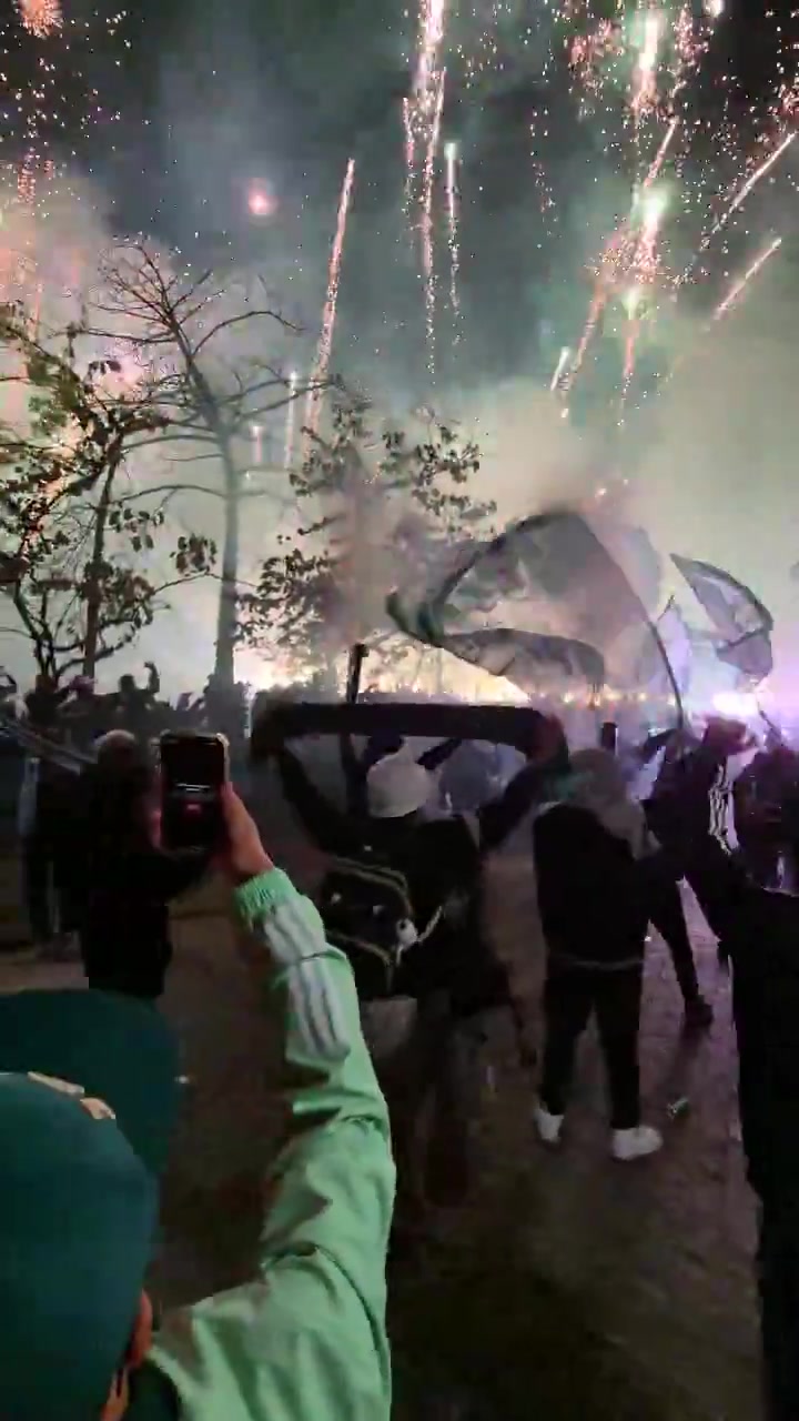 永利yl23411-哥伦比亚支持者巴西激情助阵：旗帜飞扬烟花璀璨