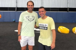 永利yl23411-哈维晒与纳达尔合照：很荣幸能与西班牙历史上最伟大运动员在一块