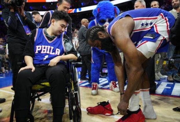 yl23455永利-哈登准绝杀背后好暖心：向枪击案瘫痪中国学生赠鞋