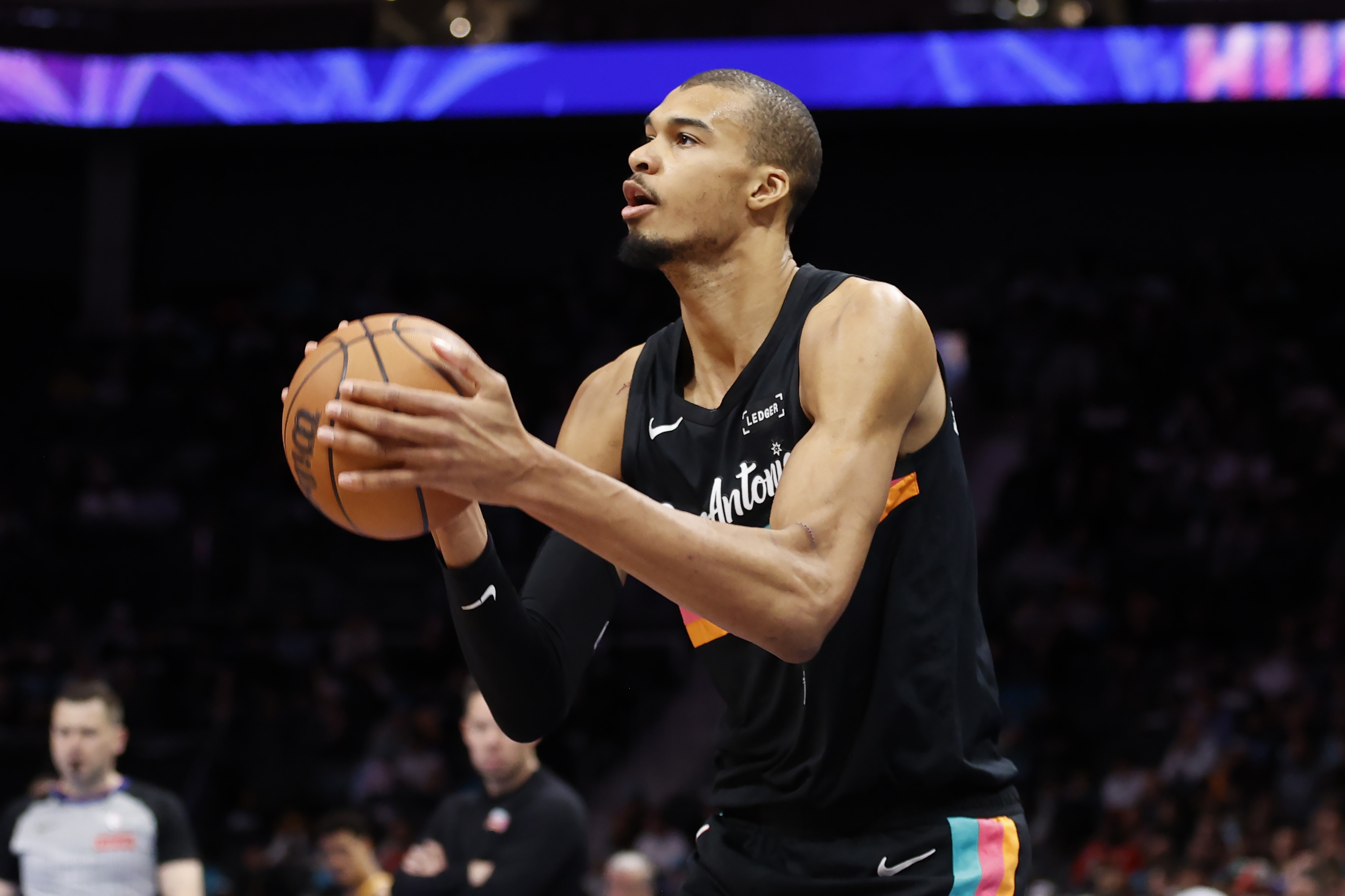 yl23455永利-手感滚烫！文班上半场飚中5记三分 多于独行侠全队4记三分